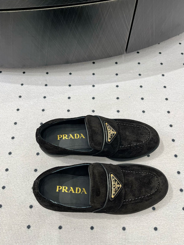 MOCASSINO CON LOGO TRIANGOLARE IN CAMOSCIO NERO