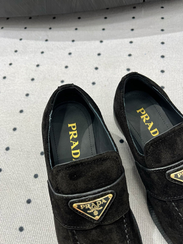 MOCASSINO CON LOGO TRIANGOLARE IN CAMOSCIO NERO