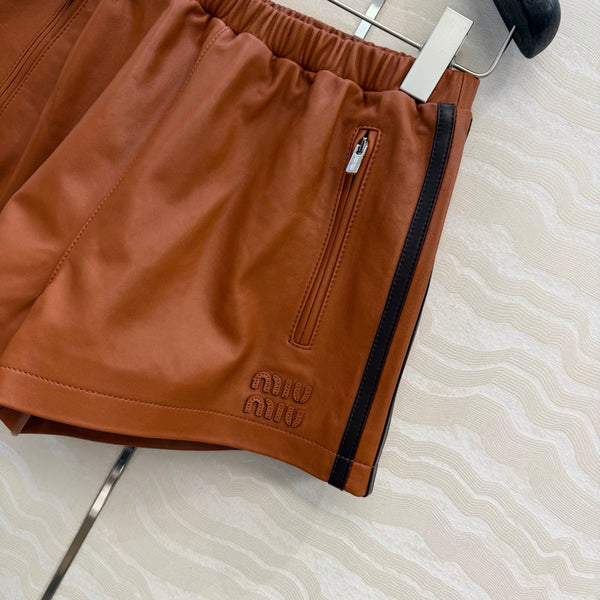 Short en cuir nappa rayé Miu SS26 Brandy Agneau 351107