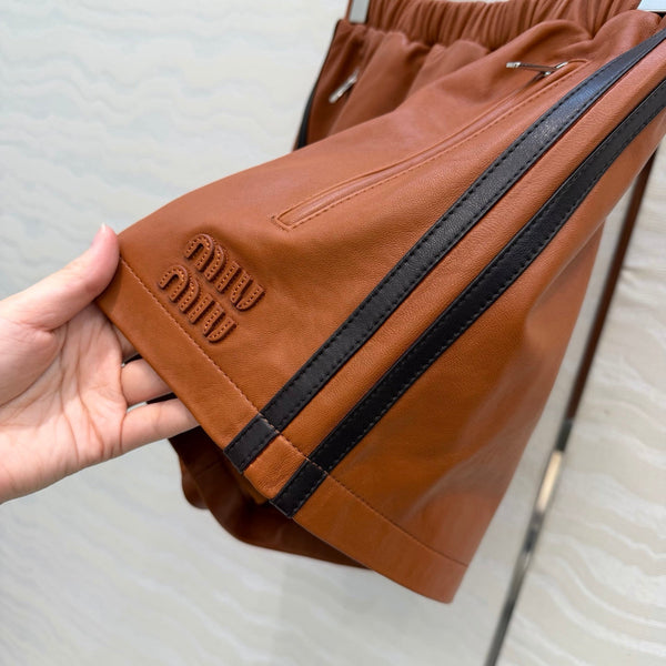 Short en cuir nappa rayé Miu SS26 Brandy Agneau 351107