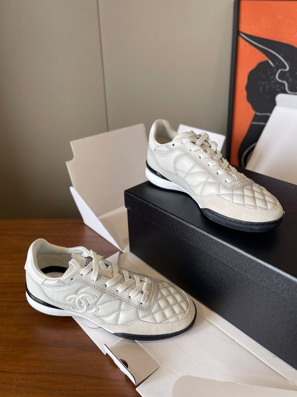 CC Baskets basses 26ss en cuir ivoire 623165