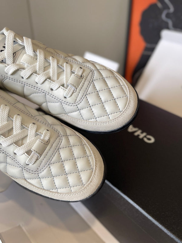 CC Baskets basses 26ss en cuir ivoire 623165