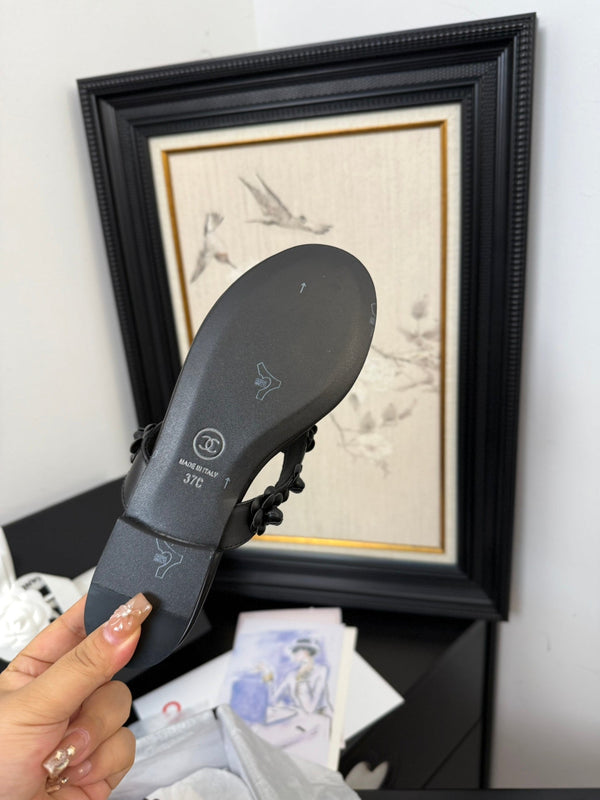 CC 25 Flower Thong Slippers Black Cowhide 233414