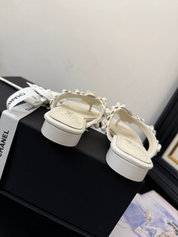 CC 25 Flower Thong Slippers White Cowhide 233415