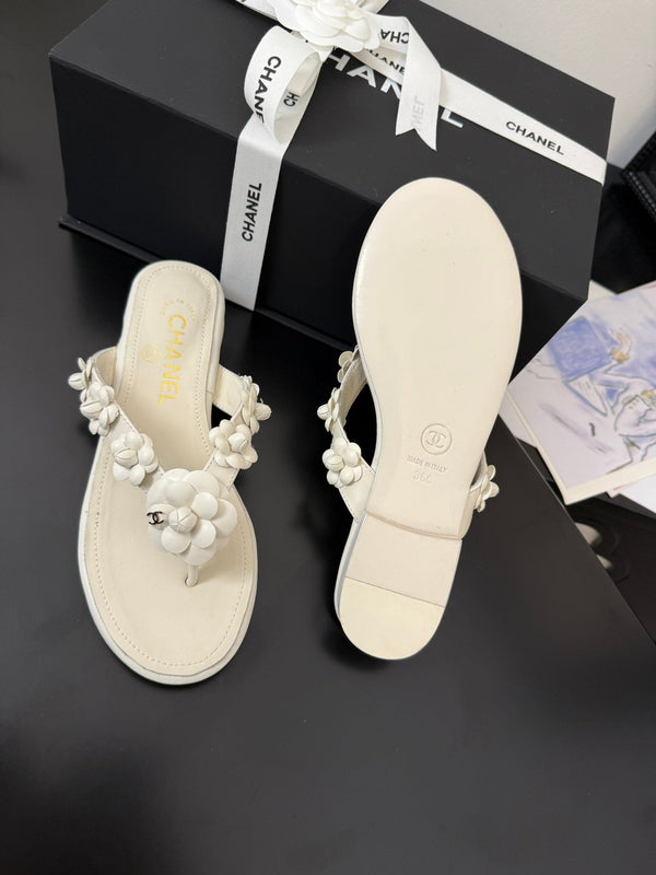 CC 25 Flower Thong Slippers White Cowhide 233415