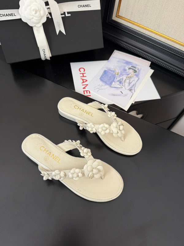 CC 25 Flower Thong Slippers White Cowhide 233415