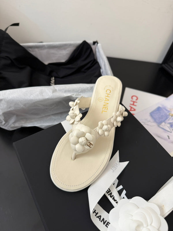 CC 25 Flower Thong Slippers White Cowhide 233415