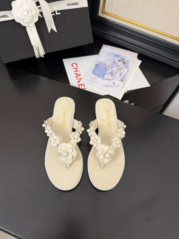 CC 25 Flower Thong Slippers White Cowhide 233415