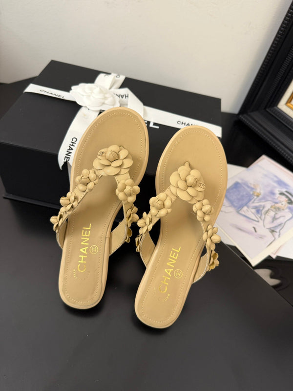 CC 25 Flower Thong Slippers Beige Cowhide 233417