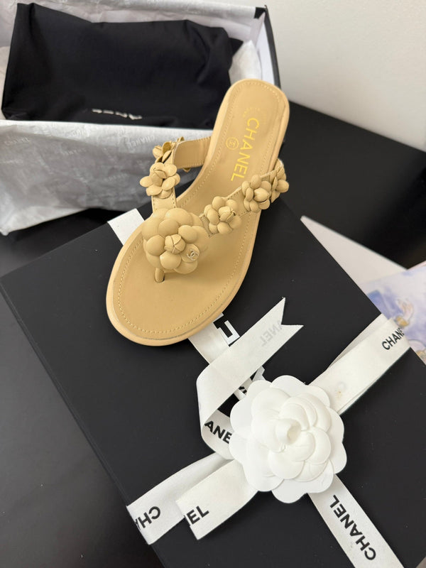 CC 25 Flower Thong Slippers Beige Cowhide 233417