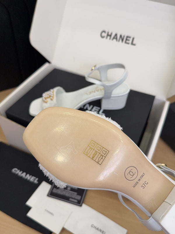 CC 25 Logo With Pearl High Heels 40 Sandals White Tweed And Sheepskin Square Toe 277710