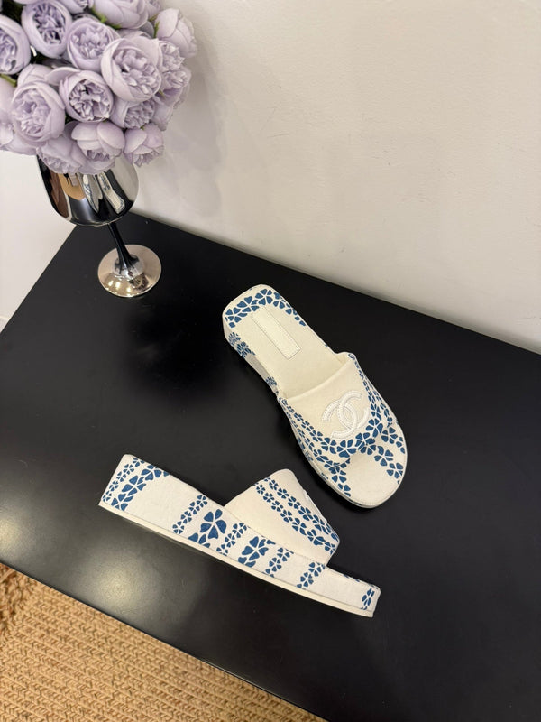 CC 25 Flower Slippers White Blue Fabric 330772