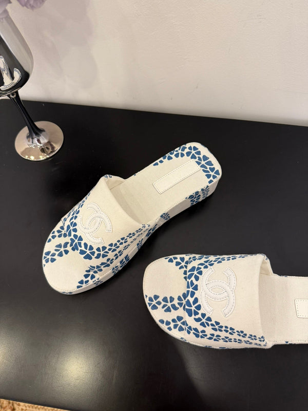 CC 25 Flower Slippers White Blue Fabric 330772