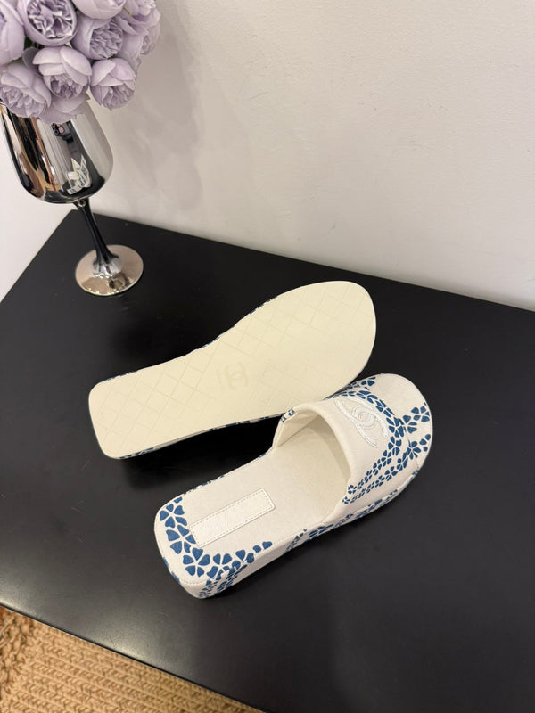CC 25 Flower Slippers White Blue Fabric 330772