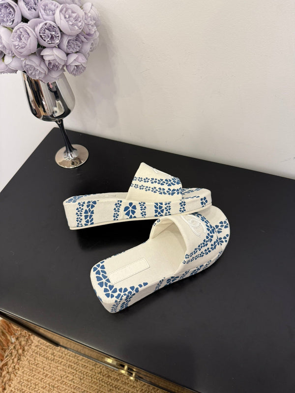 CC 25 Flower Slippers White Blue Fabric 330772