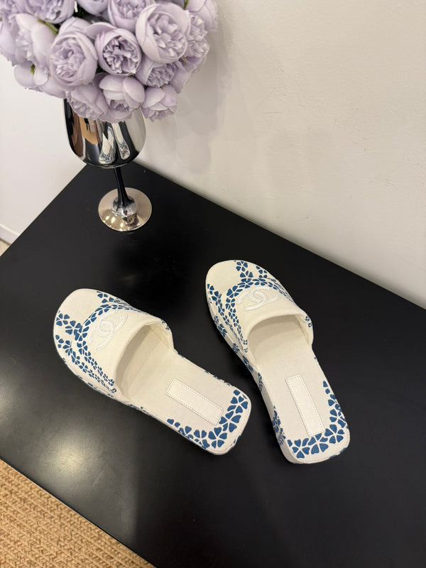CC 25 Flower Slippers White Blue Fabric 330772