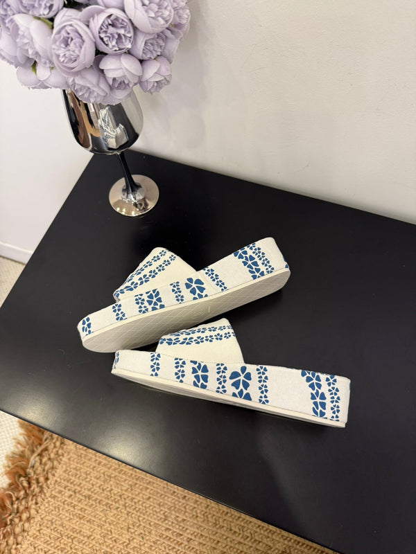 CC 25 Flower Slippers White Blue Fabric 330772