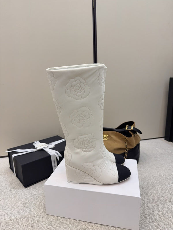 CC 26 Bottine compensée avec motif camélia matelassé Tissu blanc noir 588891