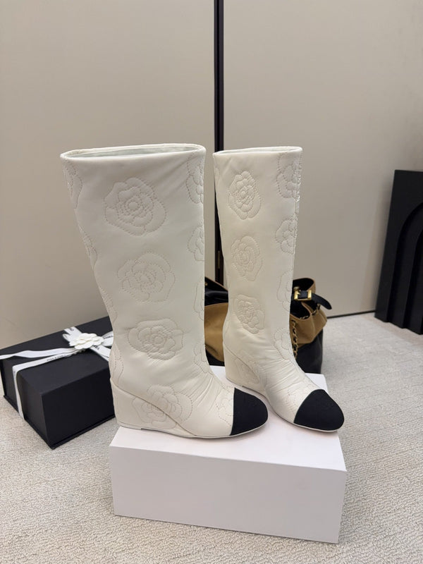 CC 26 Bottine compensée avec motif camélia matelassé Tissu blanc noir 588891