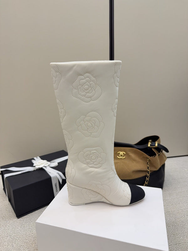 CC 26 Bottine compensée avec motif camélia matelassé Tissu blanc noir 588891