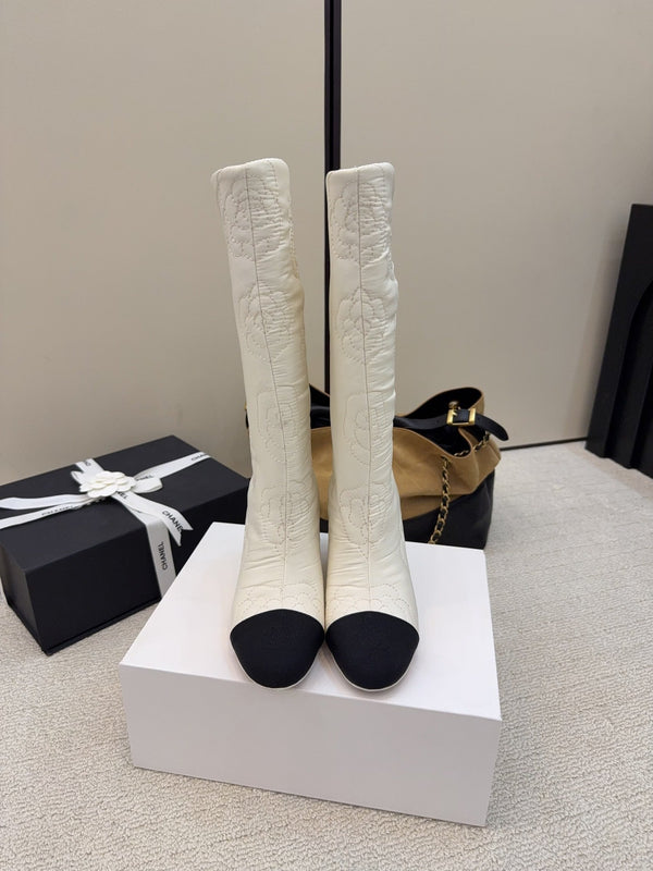 CC 26 Bottine compensée avec motif camélia matelassé Tissu blanc noir 588891