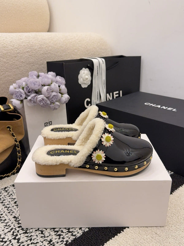 CC 26 Chaussons doublés en peau de mouton Daisy Cuir verni noir 588695