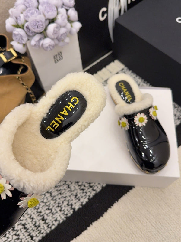 CC 26 Chaussons doublés en peau de mouton Daisy Cuir verni noir 588695
