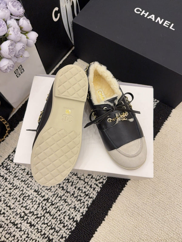 CC 26 Mocassin en Peau Retournée Noir Blanc Cuir Laine 588714