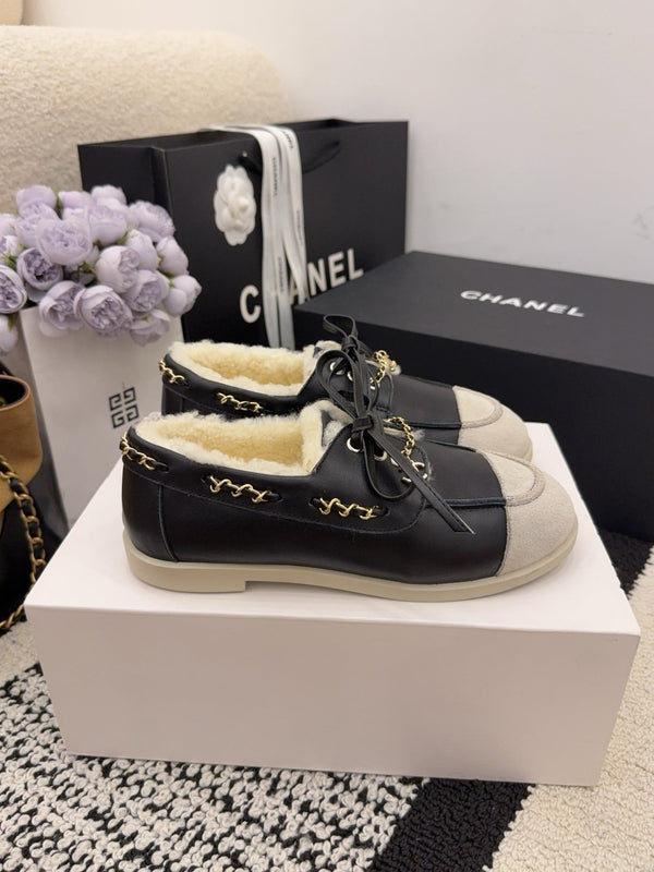 CC 26 Mocassin en Peau Retournée Noir Blanc Cuir Laine 588714
