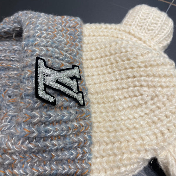 BERRETTO IN MAGLIA CON ORECCHIE CARINE IN LANA GRIGIO MISTO BIANCO 403484