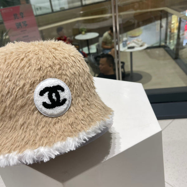 CAPPELLO A SECCHIELLO IN PELLICCIA DI AGNELLO BIANCO E BEIGE CAMMELLO 420890