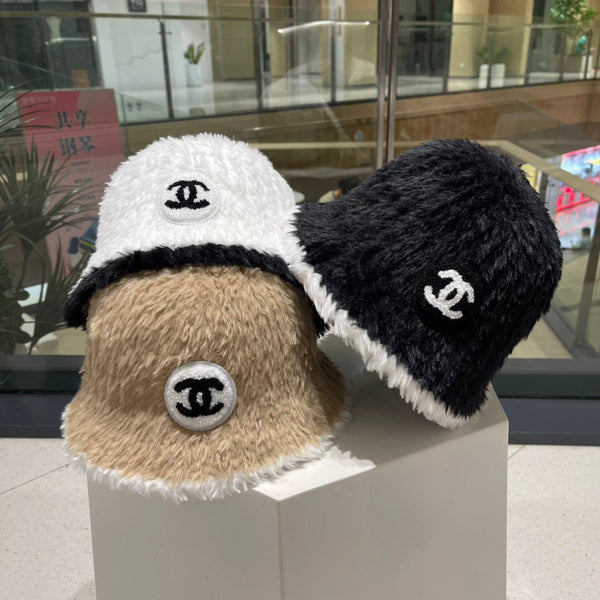 CAPPELLO A SECCHIELLO IN PELLICCIA DI AGNELLO BIANCO E BEIGE CAMMELLO 420890