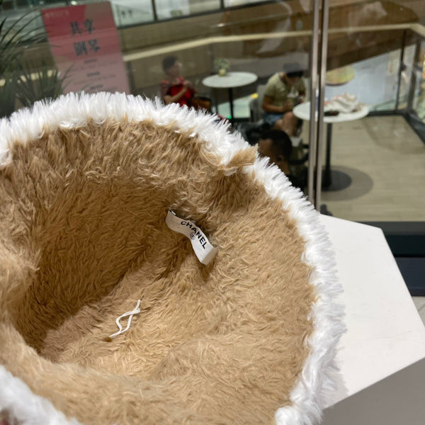 CAPPELLO A SECCHIELLO IN PELLICCIA DI AGNELLO BIANCO E BEIGE CAMMELLO 420890