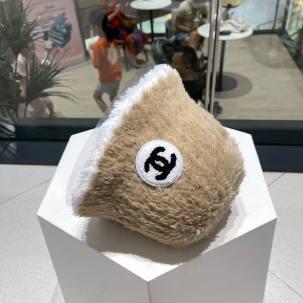 CAPPELLO A SECCHIELLO IN PELLICCIA DI AGNELLO BIANCO E BEIGE CAMMELLO 420890