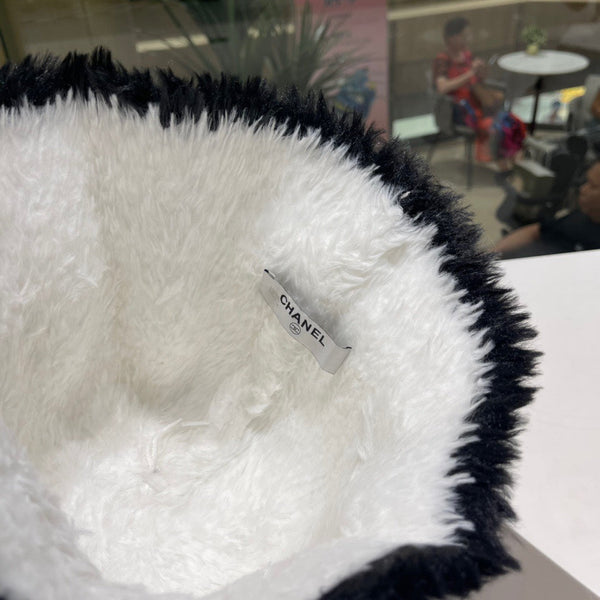 BUCKET HAT IN WHITE MIX BLACK LAMB FUR 420891