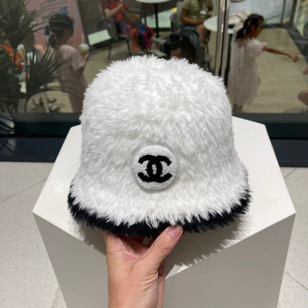 BUCKET HAT IN WHITE MIX BLACK LAMB FUR 420891