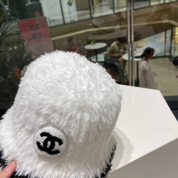 BUCKET HAT IN WHITE MIX BLACK LAMB FUR 420891