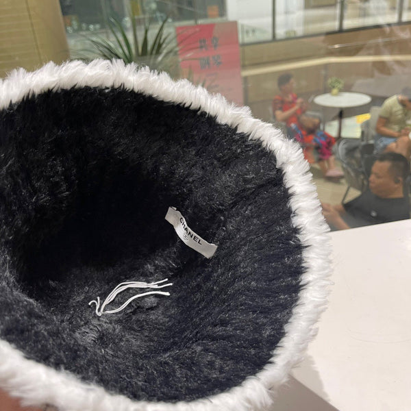 BUCKET HAT IN BLACK MIX WHITE LAMB FUR 420892