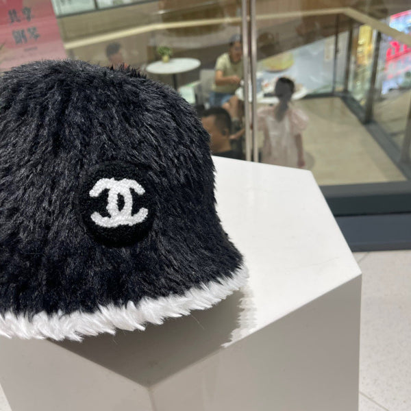 BUCKET HAT IN BLACK MIX WHITE LAMB FUR 420892