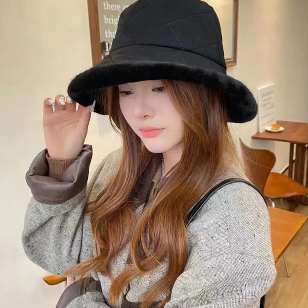 KNITTED BUCKET HAT IN BLACK COTTON AND LAMB FUR 420923