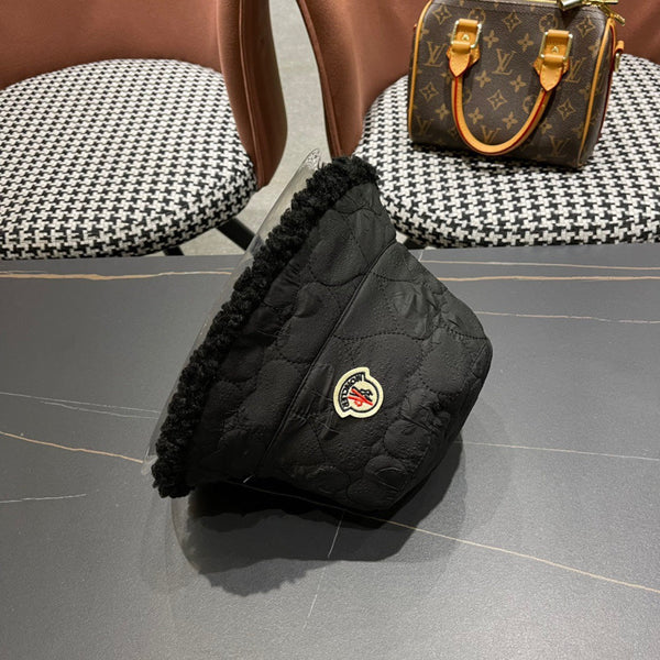 REVERSIBLE NAPPA & SHEARLING BUCKET HAT BLACK 436510