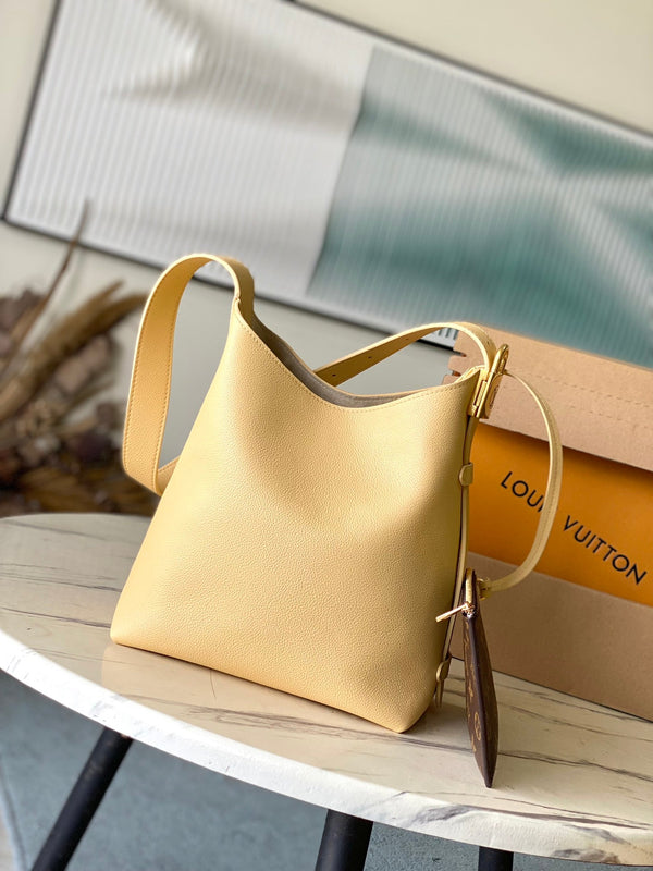 BORSA HOBO PM 28 SOTTILE IN PELLE DI VITELLO GIALLO URBANO CON FIBBIA ORO