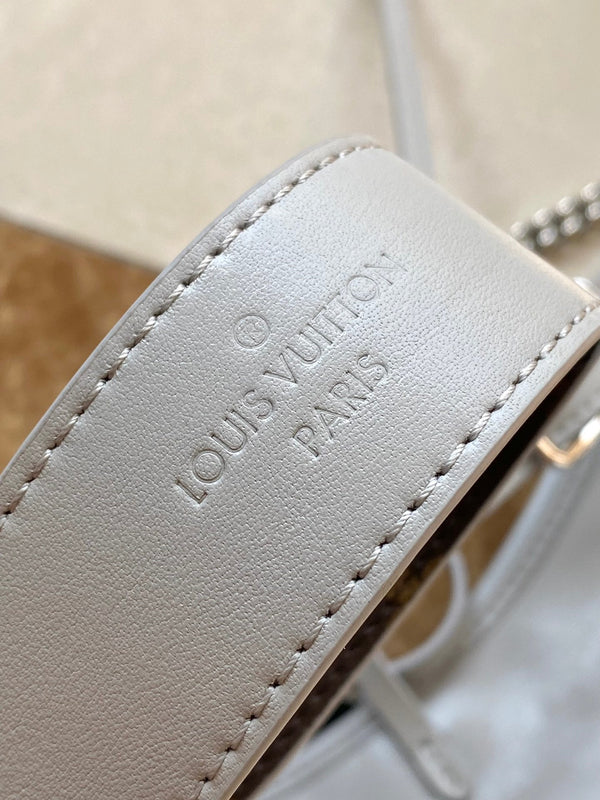 BORSA VIBE 33 IN PELLE DI AGNELLO LUCIDA GRIGIO TRIANON