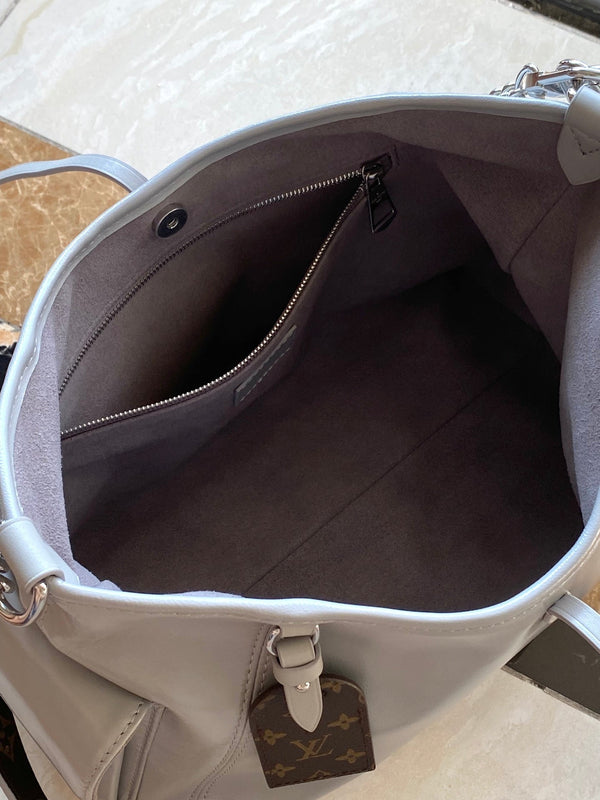 BORSA VIBE 33 IN PELLE DI AGNELLO LUCIDA GRIGIO TRIANON