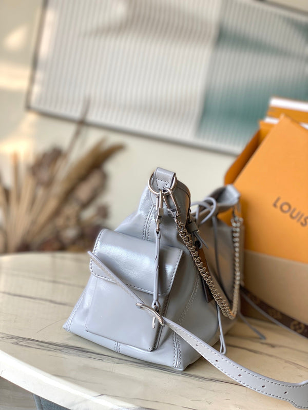 BORSA VIBE 33 IN PELLE DI AGNELLO LUCIDA GRIGIO TRIANON