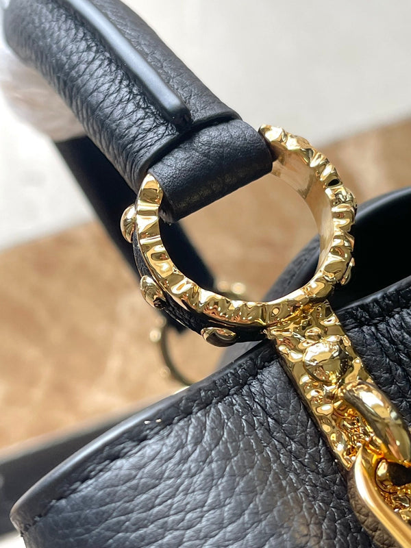 CAPUCINES EAST-WEST MINI 22 IN PELLE DI VITELLO NERA E FERRAMENTA ORO