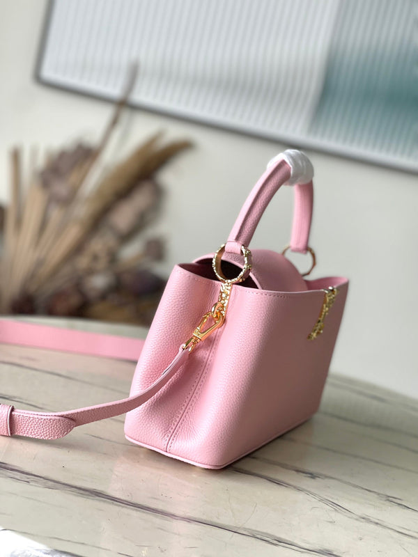 CAPUCINES EAST-WEST 33 IN PELLE DI VITELLO ROSA CIPRIA E FERRAMENTA ORO