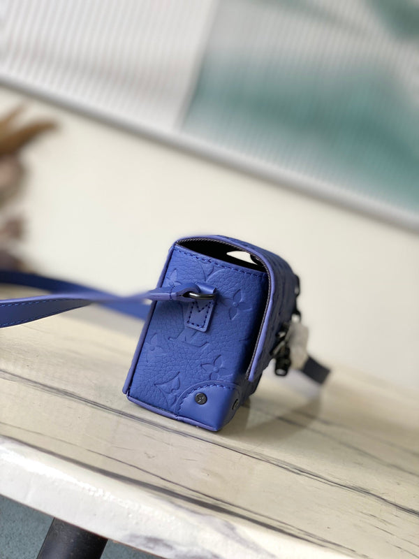 STEAMER 18 IN TAURILLON CON MONOGRAMMA IN RILIEVO BLU ZAFFIRO