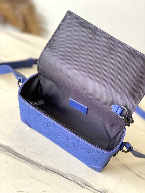 STEAMER 18 IN TAURILLON CON MONOGRAMMA IN RILIEVO BLU ZAFFIRO