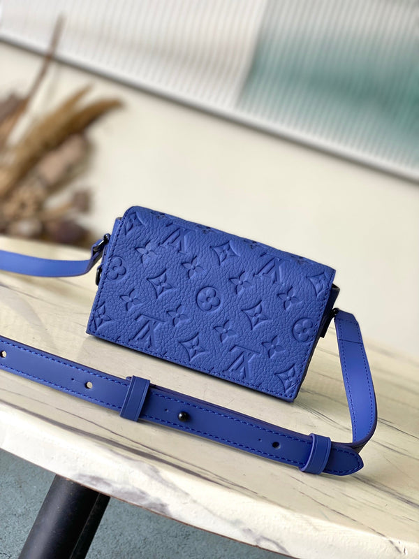 STEAMER 18 IN TAURILLON CON MONOGRAMMA IN RILIEVO BLU ZAFFIRO